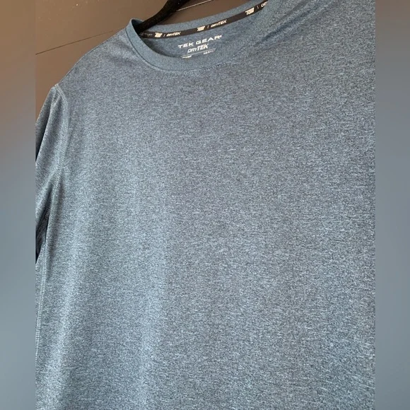 TEK GEAR dry tek shirt. Mens M. Short sleeve. Summer. Activewear. Casual. - Picture 4 of 5